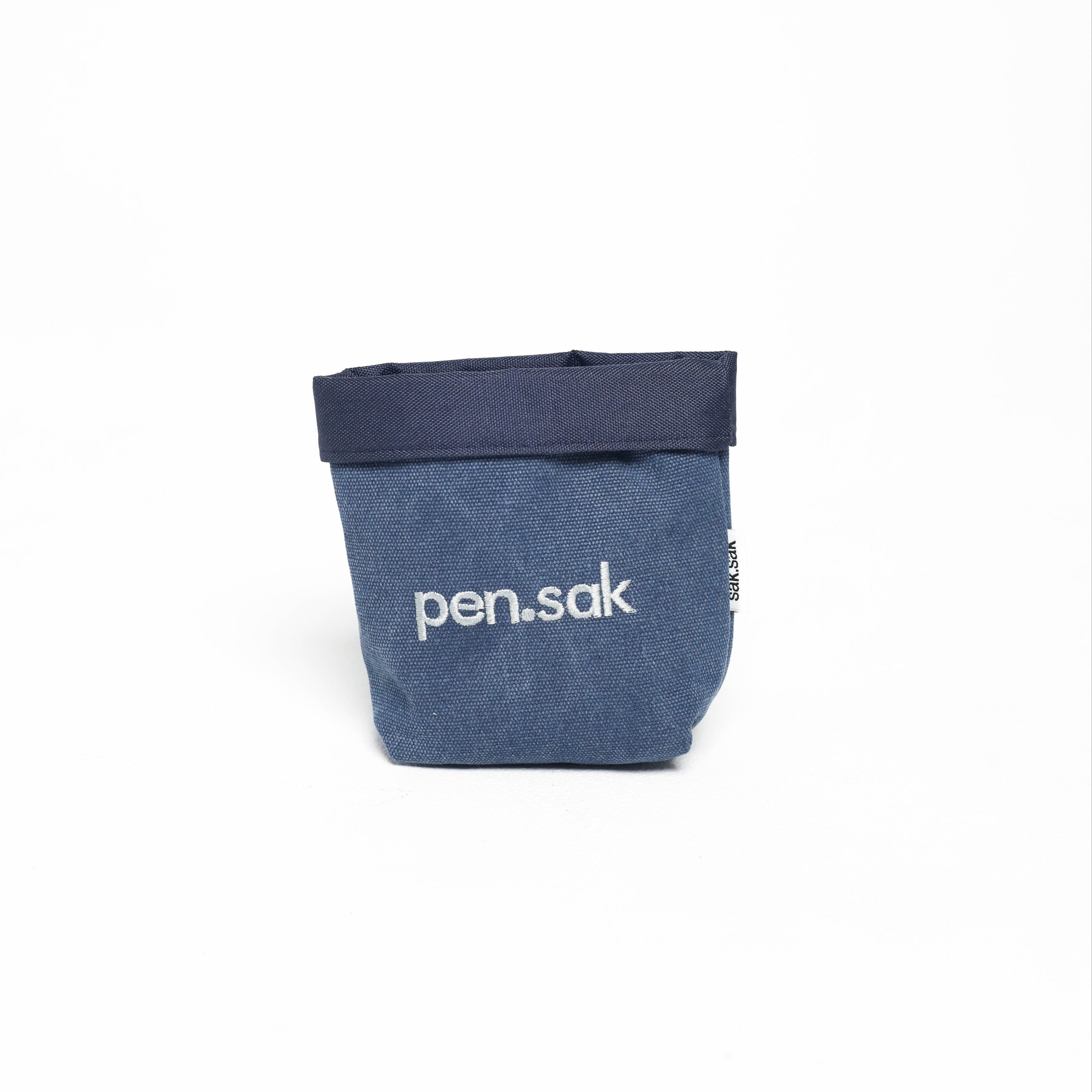 Blue pouch with 'pen.sak' branding on a white background