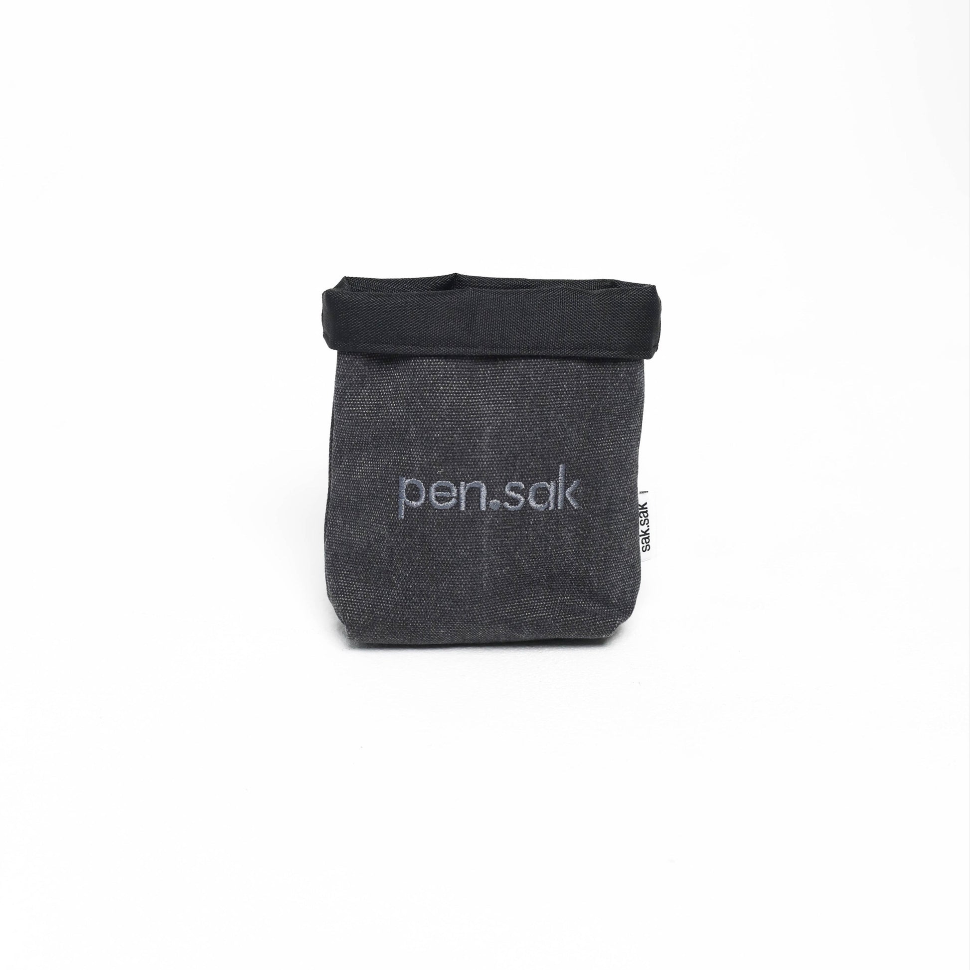 Black fabric pouch with 'pen.sak' branding on a white background