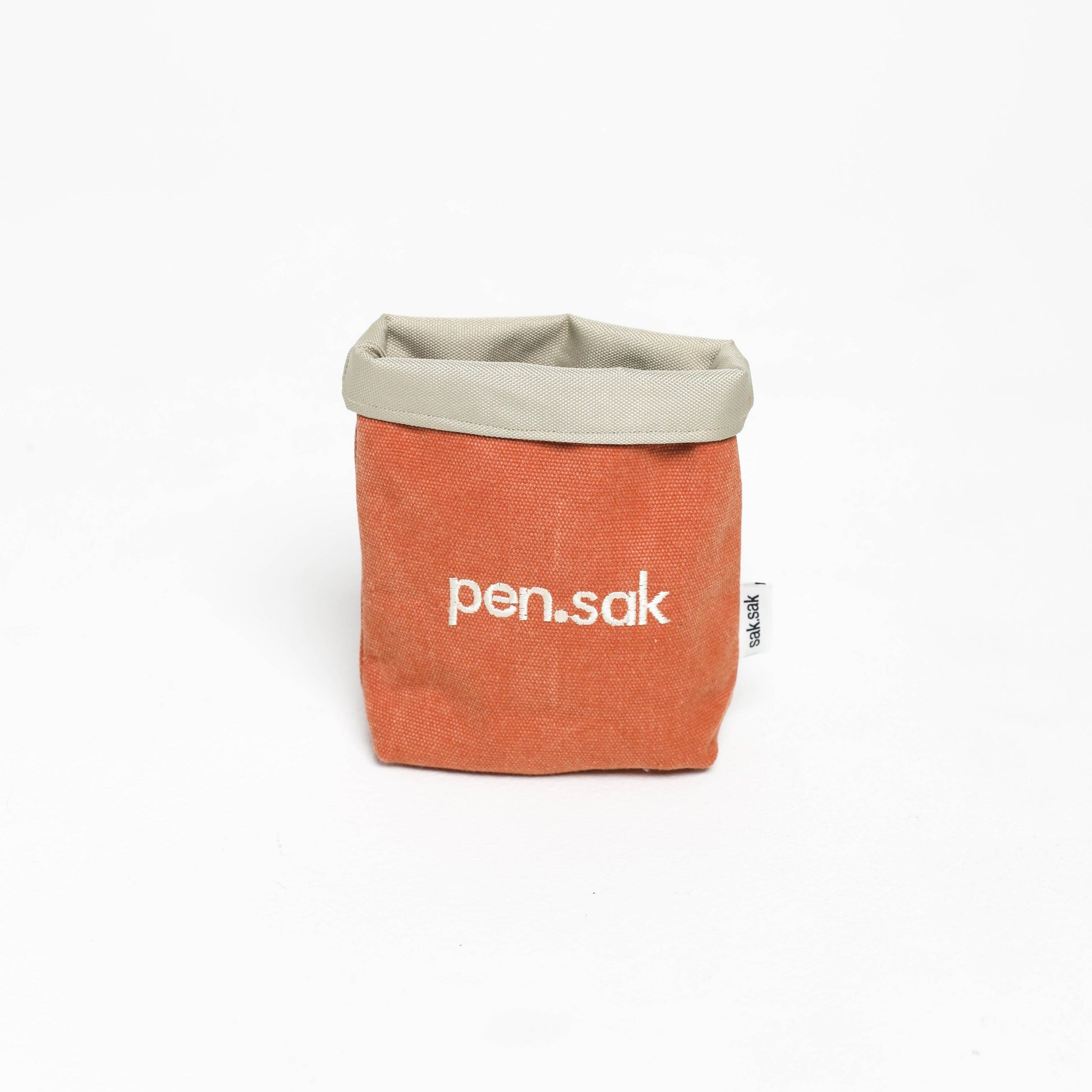Orange and beige bag with 'pen.sak' logo on a white background